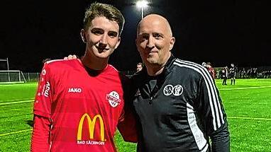 Familienduell: Beim 5:5 zwischen dem FC Wallbach II und dem SC Niederhof/Binzgen II standen sich für 25 Minuten nach der Pause Vater ...