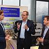 Jörg Stratmann (mi.), Vorstandschef von RRPS im Gespräch mit SÜDKURIER-Chefredakteur Stefan Lutz (li.) und Wirtschafts-Ressortleiter ...
