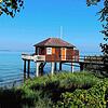 Glücklich darf sich schätzen, wer so einen Pfahlbau am Ufer sein Eigentum nennen kann. Entlang des Schweizer Bodensee-Ufers sind einige ...