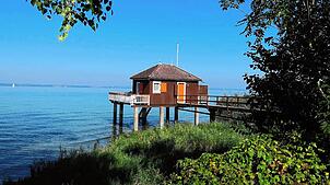Glücklich darf sich schätzen, wer so einen Pfahlbau am Ufer sein Eigentum nennen kann. Entlang des Schweizer Bodensee-Ufers sind einige ...