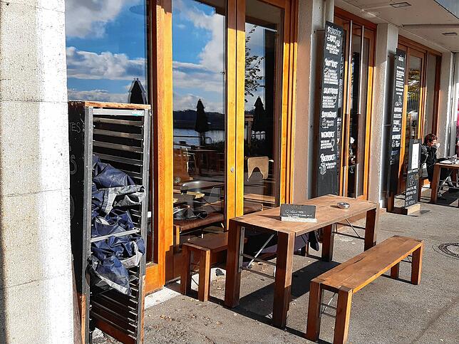 Noch sind keine Minusgrade zu befürchten. Der blaue Himmel spiegelt sich im Fenster des Cafés Aika.