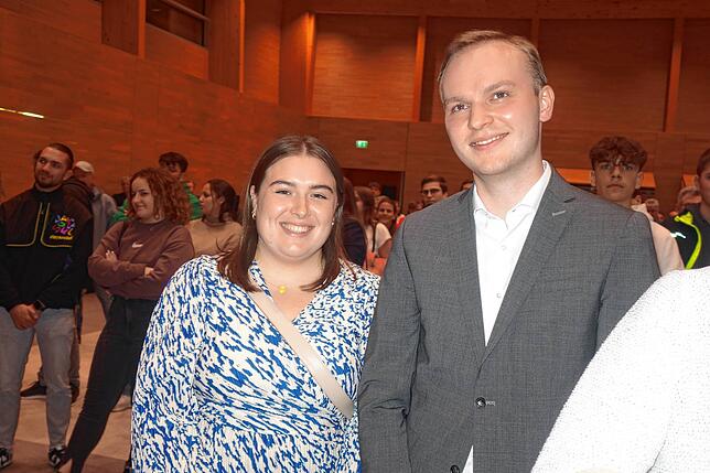Der zweitplatzierte Tim Strobel mit Partnerin Farah Maktoul bei der Bekanntgabe der Wahlergebnisse.
