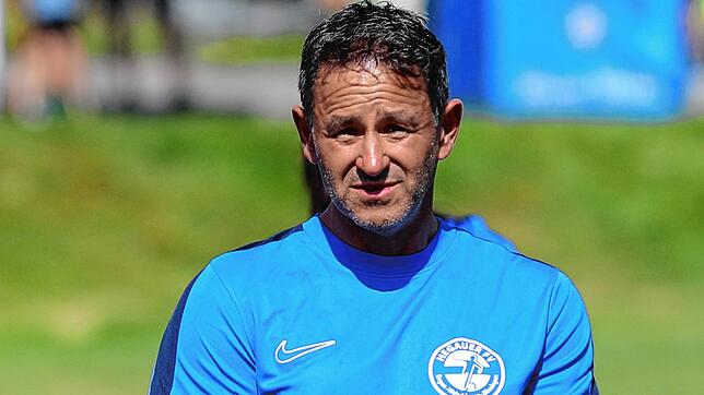 Javier Martin, der Trainer des Hegauer FV, und sein Team müssen eine 0:3-Niederlage gegen effizientere Dettingen-Dingelsdorfer hinnehmen.