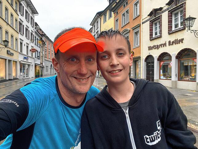 Ansgar Bühler (links) aus Überlingen lief alle drei Disziplinen und absolvierte damit mehr als 36 Kilometer. Auf den letzten fünf ...