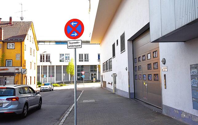 Auch die Schwenninger Austraße, hier hinter dem Gebäude des Cinestar-Kinos (rechts) ist durchgängig eine Feuerwehrzufahrt. Hier notierte ...
