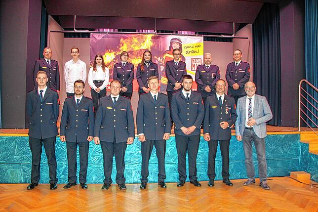 Sie wurden bei der Versammlung der Feuerwehr befördert oder geehrt: (obere Reihe, v.l.) Uwe Hartmann, Leon Buske, Selin Klement, ...