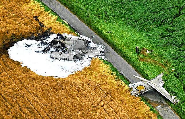 Bild 10: Bilder von Trümmern und Trauer: Vor 20 Jahren stießen über Überlingen zwei Flugzeuge zusammen