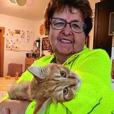 Manuela Schreiber ist über den größten Schmerz hinweg. Nach dem Tod ihrer Katze Gengu hat sie eine neue Katze auf dem Arm. Sie heißt ...