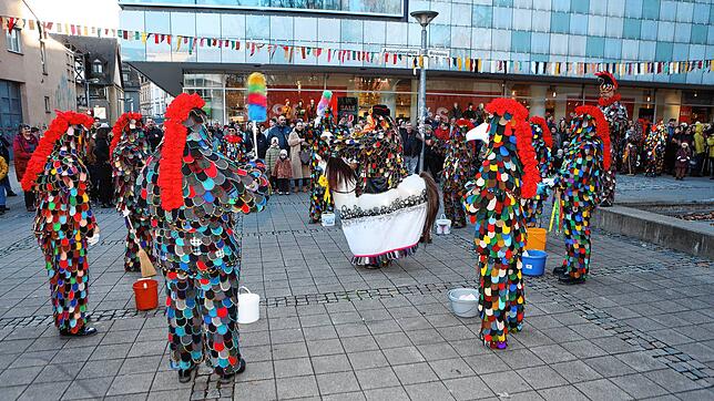 Bild 19: Konstanzer Fasnacht: Blätzlebuebe feiern den Auftakt 2023 auf dem Augustinerplatz