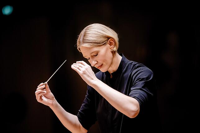 Joana Mallwitz, zur Dirigentin des Jahres 2019 ernannt und bei den Salzburger Festspielen gefeiert sowie von der Kritik hochgelobt, ...