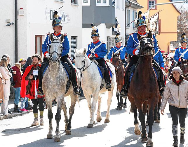 Bild 17: Tausende feiern beim Fasnachts-Umzug durch die Innenstadt