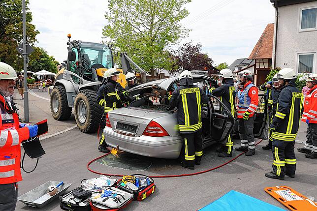 Die Jugendfeuerwehr und das Deutsche Rote Kreuz (DRK) zeigen, wie sie nach einem Zusammenstoß eines Autos mit einem Gabelstapler vorgehen.