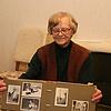Ganz genau kann sich Luse Windler an die ersten Sternsinger in Wutöschingen erinnern. Lächelnd hält sie die Bilder dazu in der Hand.