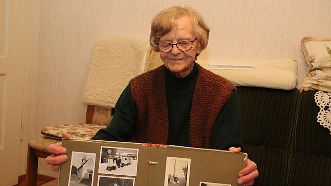 Ganz genau kann sich Luse Windler an die ersten Sternsinger in Wutöschingen erinnern. Lächelnd hält sie die Bilder dazu in der Hand.