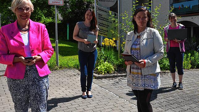 Bieten Hilfe für den Start in die digitale Alltagskommunikation an (von links): Sylvia Härdtle, Veronika Kiefer, Monika Carpenter und ...