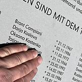 Auf dem Gedenkstein an der Absturzstelle bei Überlingen stehen die Namen aller Opfer auf deutsch und russisch. Darunter ist auch der ...