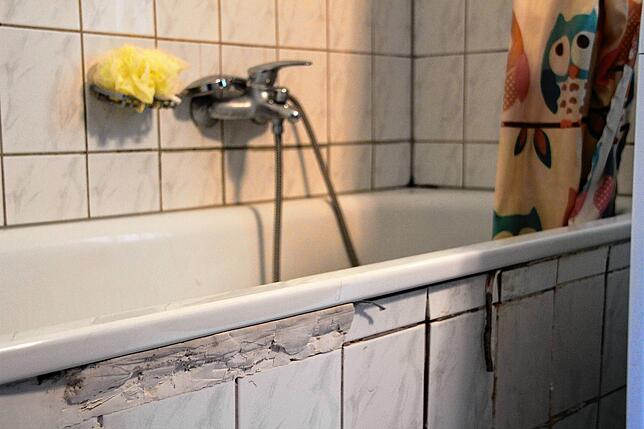 Ein Blick ins Badezimmer, das sich alle Bewohner teilen.