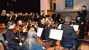 Bei ihrem Konzert in der Alten Kirche in Volkertshausen: Die Hegau Symphonixx unter der Leitung von Jan Steeb (rechts). Bild: Günther Vasel