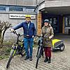 Dekan Wolfgang Rüter-Ebel und Annemarie Henkes vor dem Martin-Luther Haus der Diakonie in Villingen präsentieren die acht Kirchenradtouren.
