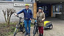 Dekan Wolfgang Rüter-Ebel und Annemarie Henkes vor dem Martin-Luther Haus der Diakonie in Villingen präsentieren die acht Kirchenradtouren.