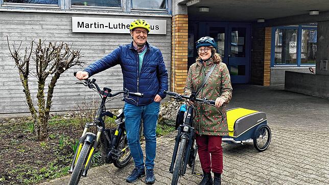 Dekan Wolfgang Rüter-Ebel und Annemarie Henkes vor dem Martin-Luther Haus der Diakonie in Villingen präsentieren die acht Kirchenradtouren.