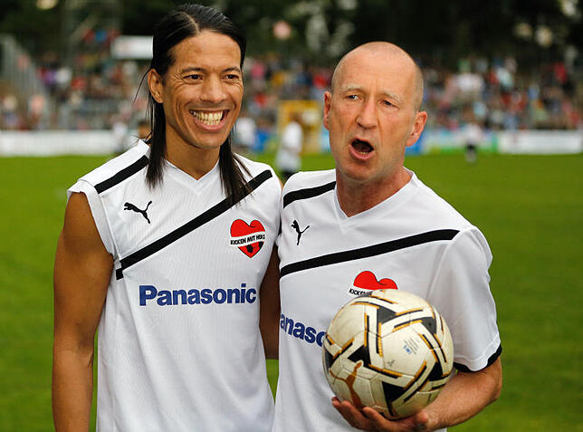 Peter Lohmeyer, hier mit Model-Coach Jorge Gonzalez bei einem Benefizspiel, tritt auch selbst gegen den Ball.