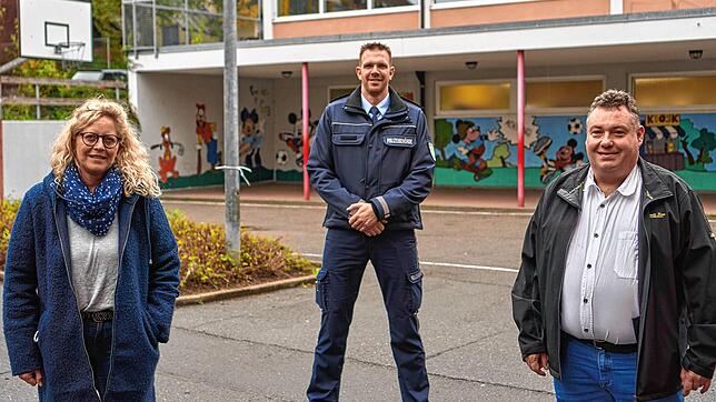 Die Zunftmeister Petra Meier und Michael Sutter versuchen zusammen mit Ordnungsamtsleiter Stefan Schmitz (Mitte) trotz Corona die ...