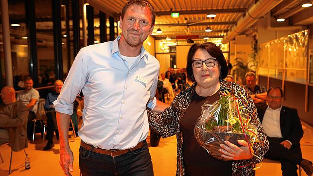 Martin Müller, der neue Vorsitzende des Stadtsportverbandes, verabschiedete am Dienstagabend Renate Sandmann vom Referat Veranstaltungen.