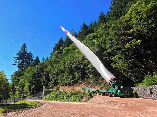 Ein 60 Meter langes Rotorblatt beim Transport von Wehr in Richtung Hasler Glaserkopf im Jahr 2017.
