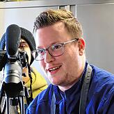 Jari Dochat bei den Dreharbeiten zum Video für sein Festtagsmenü. Der Beitrag dazu ist in der SÜDKURIER Mediathek zu finden.