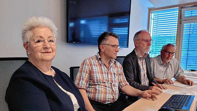 Der Wahlausschuss von Gaienhofen revidierte seinen Beschluss zum Ausschluss einer Kandidatin zur Kommunalwahl. Zu sehen sind (von links) ...