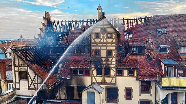 Diese Aufnahme entsteht etwa 20 Stunden nach der Alarmierung der Feuerwehr. Noch immer sind am Donnerstagabend, 25. Juli, zahlreiche ...