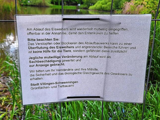 So nicht: Die Stadt weist eindrücklich darauf hin, dass das Verstopfen des Abflusses am Eisweiher angezeigt wird.