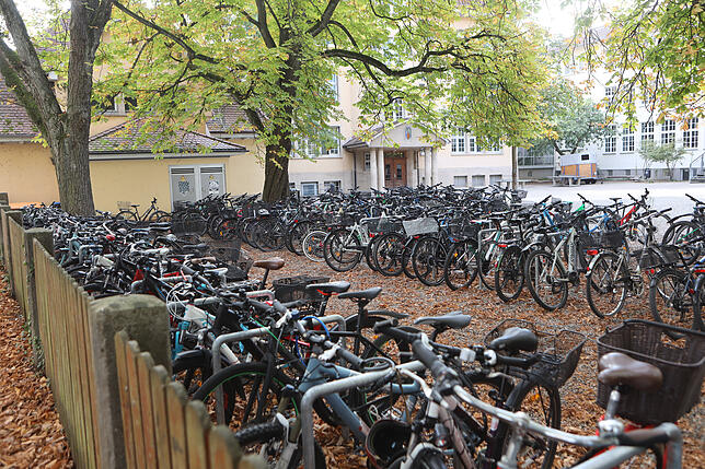 Der Fahrradparkplatz im Innenhof des Ellenrieder Gymnasiums.