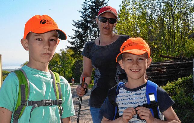 Beklagen sich nur über die rücksichtslosen Biker: Liam, Luca und Aline Lamour, die selber begeisterte Mountainbikerin ist.