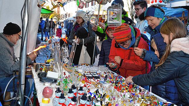 Dem Glasbläser wird auf dem Königsfelder Weihnachtsmarakt gerne bei der Arbeit zugesehen. Hier bei dem letzten Markt vor der Zwangpause ...