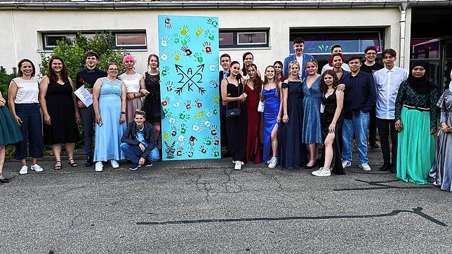 Vor der Hilzinger Hegau-Halle haben sich Abschlussschüler der Peter-Thumb-Gemeinschaftsschule zum gemeinsamen Gruppenbild aufgestellt.