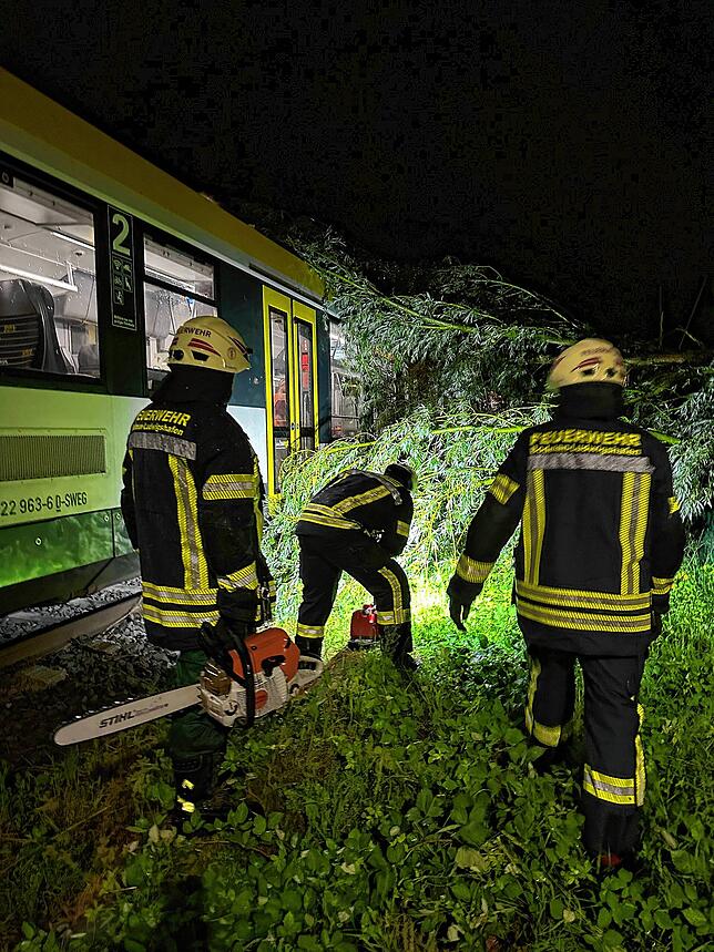 Die Feuerwehr an den Bahnschienen im Einsatz.