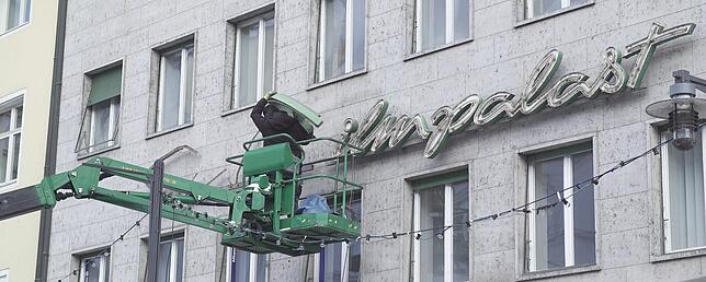 Der Schriftzug "Scala Filmpalast" wird entfernt – es ist das Ende des Programm-Kinos.