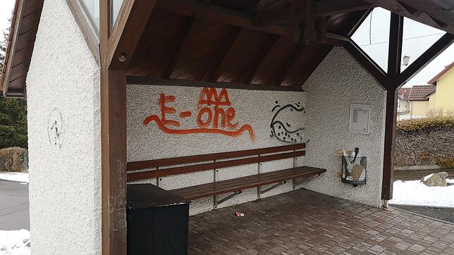 Unbekannte treiben seit einiger Zeit ihr Unwesen in Brigachtal und beschmieren die Wände öffentlicher Bauten. Vergangene Woche haben sie ...