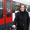 Sandra Kuppinger fährt auf dem Weg zur Arbeit lieber Bahn als Bus: Dort sitze man nicht ganz so eng.