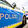 Zwei Einsatzfahrzeuge der Polizei stehen am Straßenrand.
