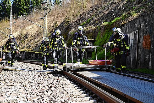 Die Einsatzkräfte der Feuerwehr St. Georgen nähern sich vom Tunneleingang Sommerau dem Einsatzort. Unter schwerem Atemschutz müssen die ...