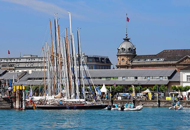 Viel los im Konstanzer Hafen: Die Boote sind bereit, die Schlepper ziehen gleich die Boote auf die Regattabahnen.
