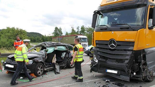 Bild : 27-Jähriger stirbt bei Vorfahrtsunfall auf der B311 bei Geisingen