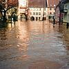 Beim großen Hochwasser Anfang der 1990er-Jahre steht die Bräunlinger Innenstadt &ndash; im Hintergrund das Mühlentor &ndash; unter ...