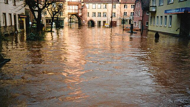 Beim großen Hochwasser Anfang der 1990er-Jahre steht die Bräunlinger Innenstadt &ndash; im Hintergrund das Mühlentor &ndash; unter ...