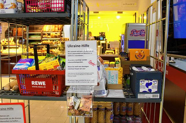 Am Eingang vom Rewe können Geld und Waren gespendet werden.