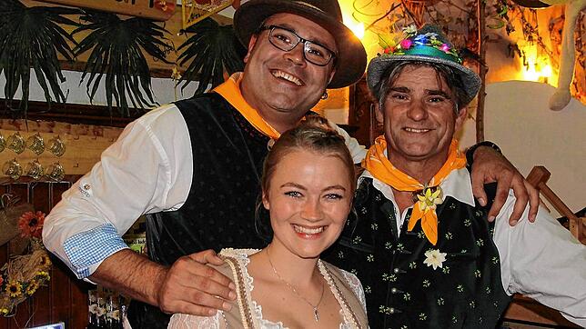 Die neue Narrenrätin Leonie Dieterle mit Hexenmeister Matthias Schmid (links) sowie der gelben Urhexe Martin Reichmann. Das Archivfoto ...