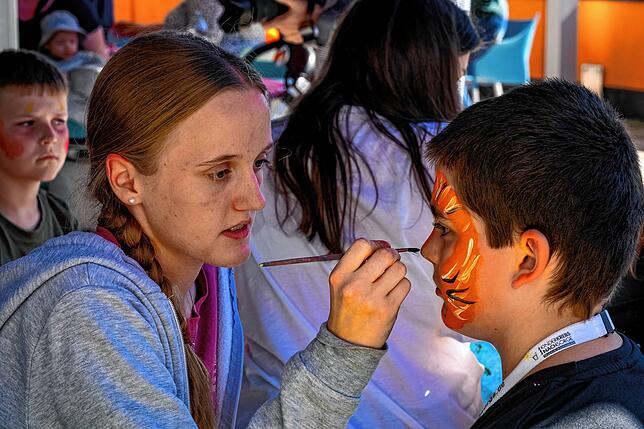 Viele Kinder freuen sich über das Kinderschminken.